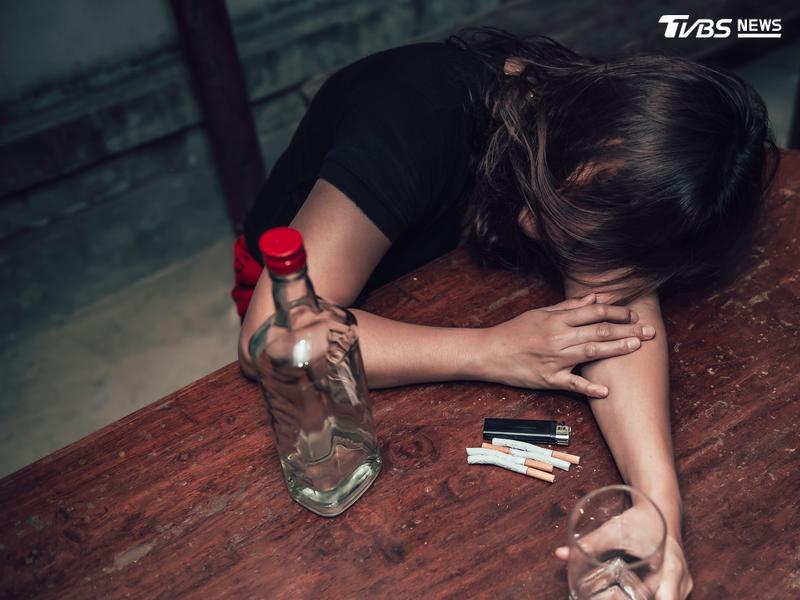 航警局一名陳姓員警參加音樂祭時,酒後與一名17歲少女發生性行為。(示意圖,非當事人/Shutterstock達志影像)