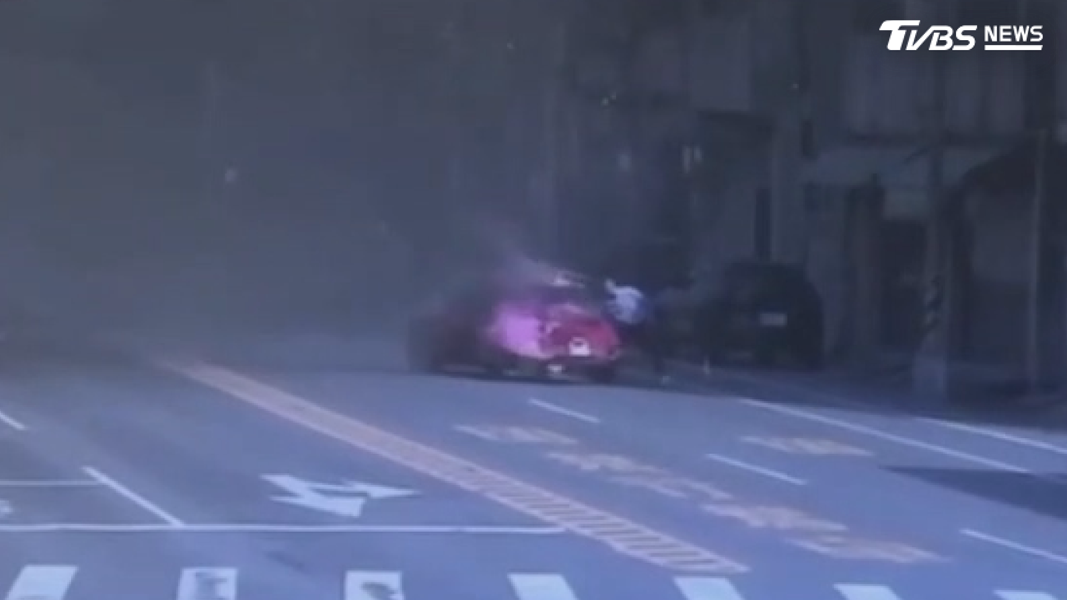 曾姓駕駛緊急逃出車外,試圖拉住車輛阻止其移動,但完全無力控制。(圖/TVBS)