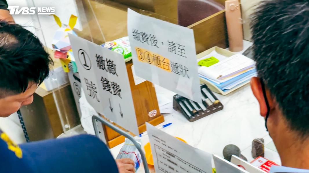 台東地方法院下午羈押庭裁定吳俊立500萬元交保,法官宣示後一小時,家屬就扛錢來點交。(圖/TVBS)