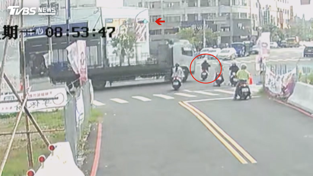18歲護專生遭貨車高速撞擊,頭部重創亡。(圖/TVBS)