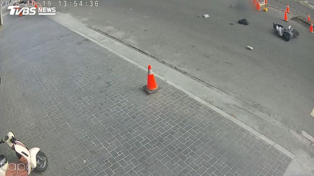吳姓護專生連人帶車噴飛慘死。(圖/TVBS)