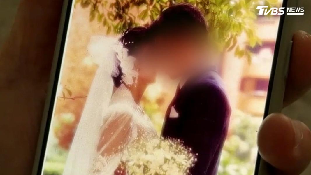 翻看手機相簿,存滿夫妻倆甜蜜的婚紗照。(圖/TVBS)