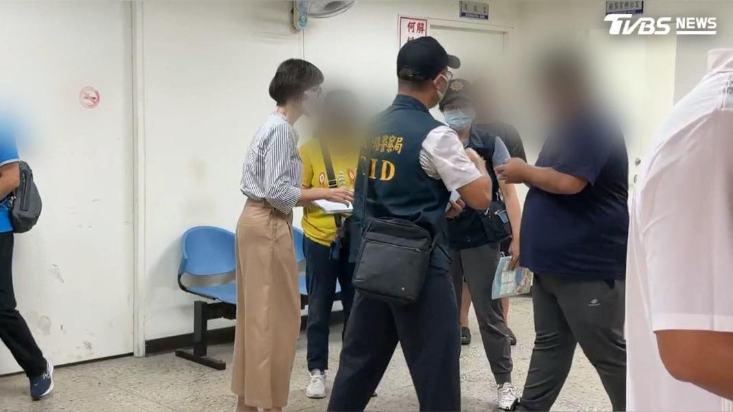 整起車禍疑點重重,除了女乘客的兒子到場配合檢警驗屍外,受到波及的兩名貨車駕駛也在場配合調查。(圖/TVBS)
