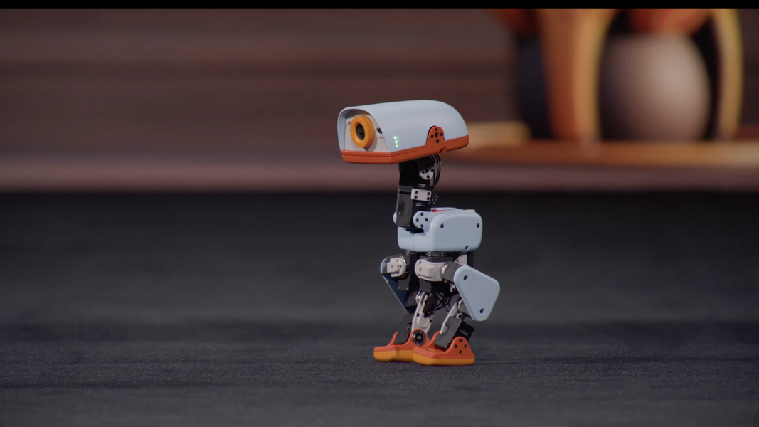 名為「Microduck」的可愛小型機器人(圖/翻攝自YouTube@NVIDIA)