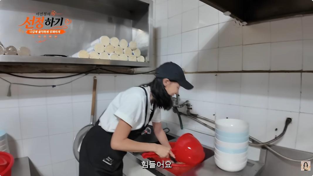 李善貞到母親的麵店打工。(圖/翻攝自李善貞YouTube/@sjdoing_studioleo)