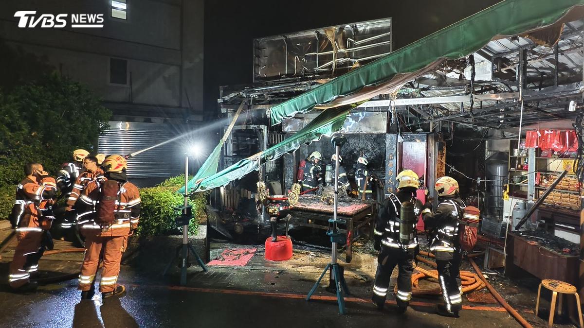 全面燃燒!新店「慶德宮」凌晨竄火 50平方公尺燒毀幸無人傷