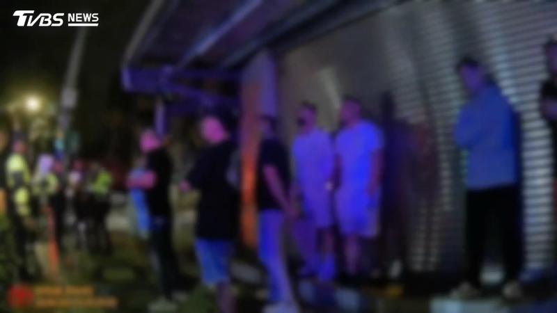 楊男的廖姓友人召集10多名「年輕人」到場助勢,現場一度聚集大批人馬。(圖/TVBS)