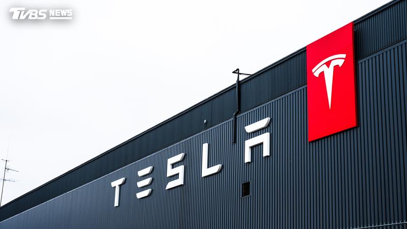特斯拉(Tesla)財報出爐,儘管核心業務電動車營收下滑,整季獲利仍超乎預期。(示意圖/達志影像 shutterstock)