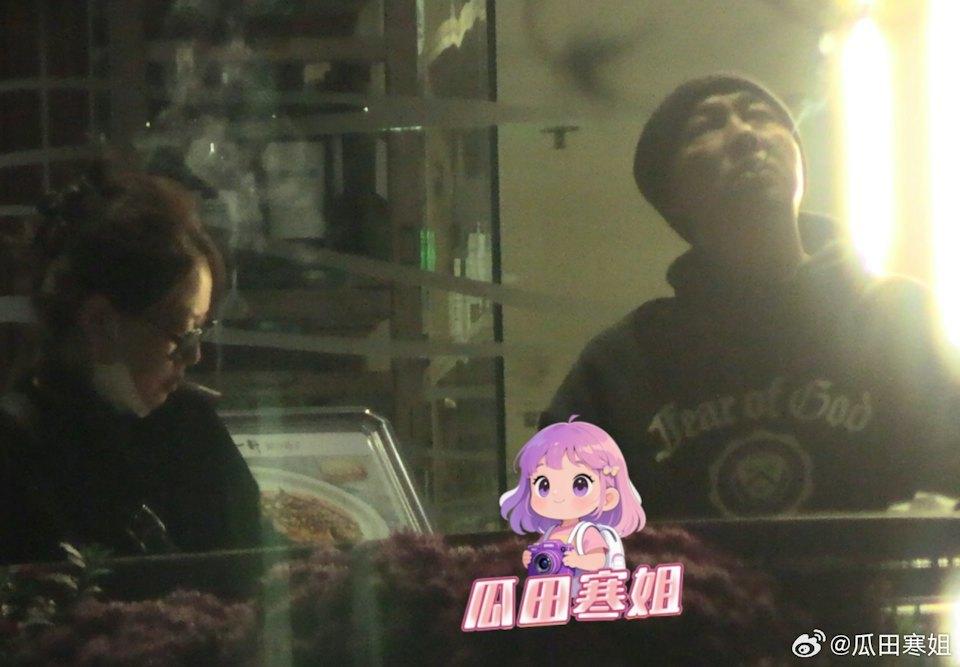張衛健與妻子張茜外出用餐時先後將未熄滅的菸蒂丟進花盆。（圖／翻攝自微博）