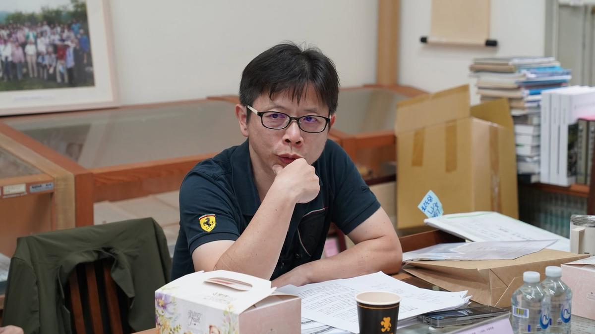 作家踹桌嚇壞女大生!發文解釋網怒「還在推銷書」 晚間再道歉