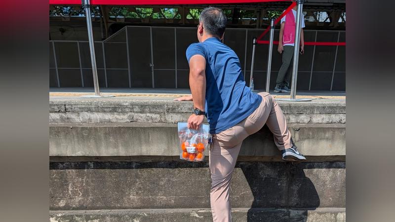 台南舊站鐵軌開放限時打卡,竟意外掀起民眾模仿朱自清背影。(圖/網友@cafetrister授權提供)
