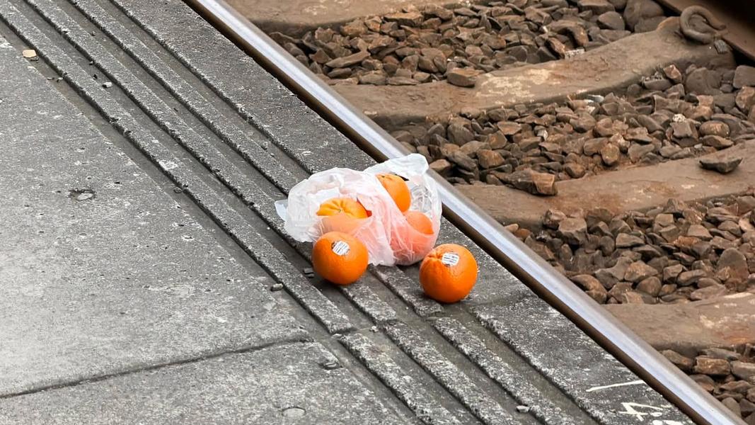 台南舊車站周邊水果店的橘子也因此被搶購一空。(圖/翻攝自台南式臉書)