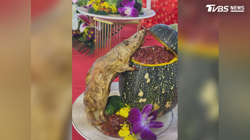 台南萬年殿睽違18年祭典驚見「蟋蟀田鼠」供品 業者:全部可以吃(圖/翻攝 threads@ wuchami_tw)