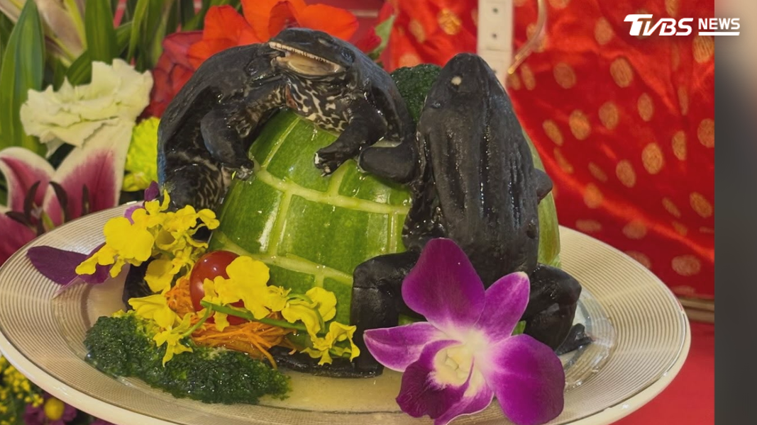 平常幾乎在供品上看不到的田蛙,這次也做成了獨特的供品讓人大開眼界(圖/翻攝 threads@ wuchami_tw)