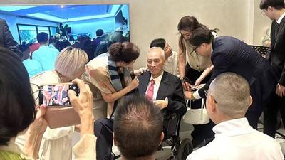 好久不見吳敦義現身!妻揭「大腦前額葉退化」睡夢中仍心繫這事