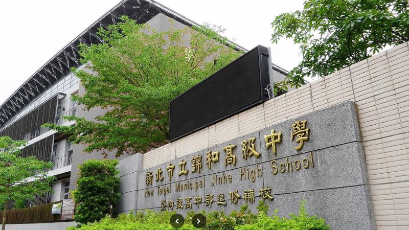 錦和高中國中部籃球隊防護員因比中指羞辱對手而遭到解職。(圖/翻攝Google Map)