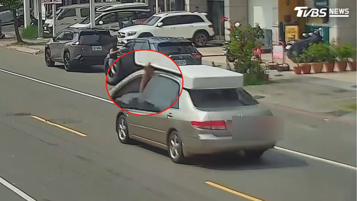 省運費?車頂載床墊單手開 最高罰1.8萬