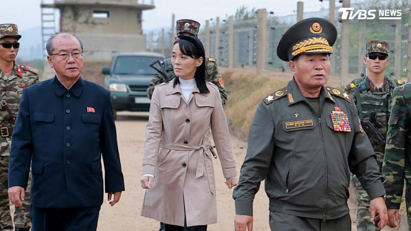 北韓領導人金正恩胞妹金與正(中間女子)視察南北韓邊境,與南韓唇槍舌戰。(圖/達志影像美聯社)