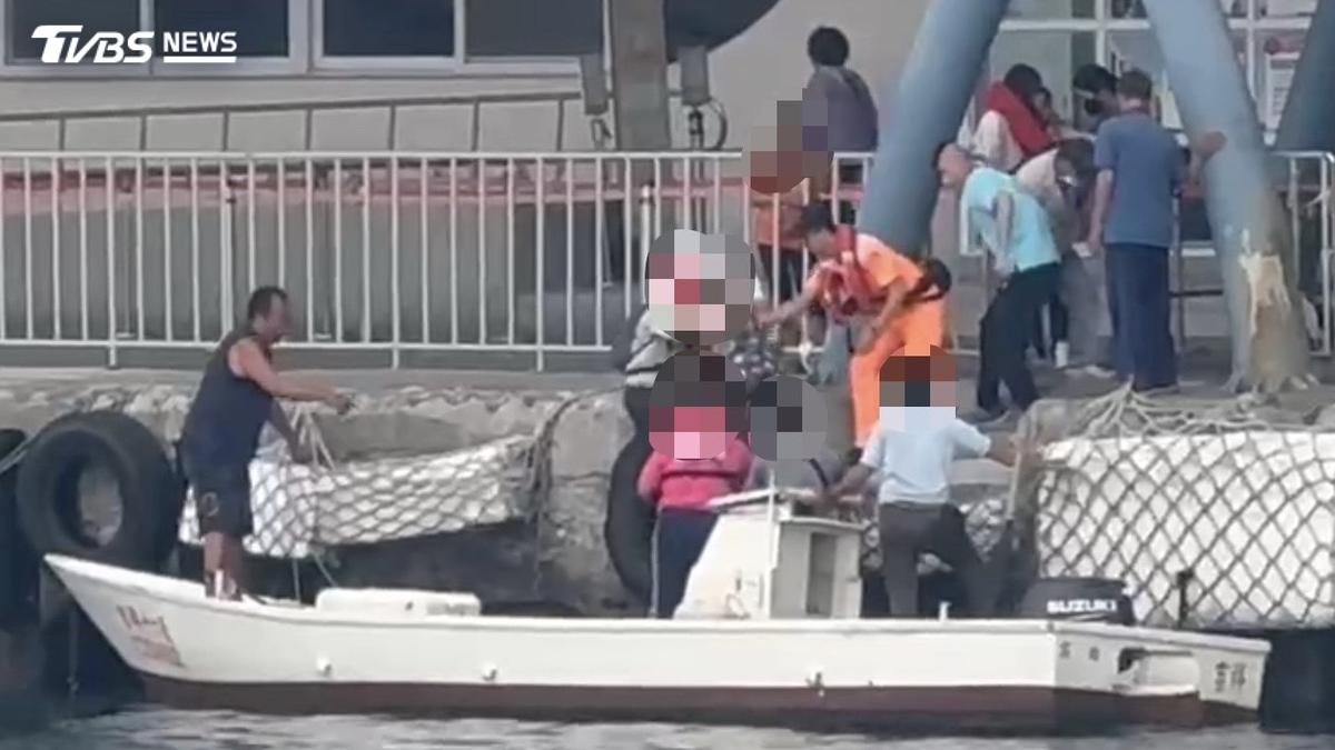 屏東小琉球琉興號擱淺!船體卡礁石傾斜滲水 40人緊急撤離