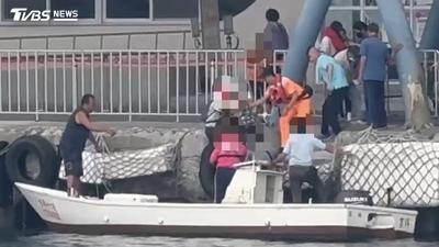 屏東小琉球琉興號擱淺!船體卡礁石傾斜滲水 40人緊急撤離
