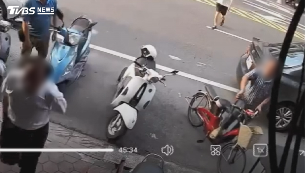 吳姓男子再度現身小吃攤,手持一把長式柴刀,自稱是要登門道歉,嚇壞了在場的人(圖/TVBS)