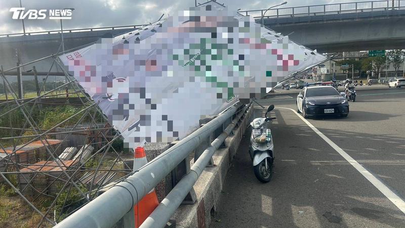 競選看板被風吹倒,造成一名機車騎士遭繩索勒頸。(圖/TVBS)