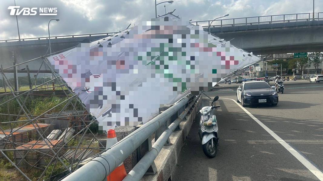 競選看板被風吹倒,造成一名機車騎士遭繩索勒頸。(圖/TVBS)