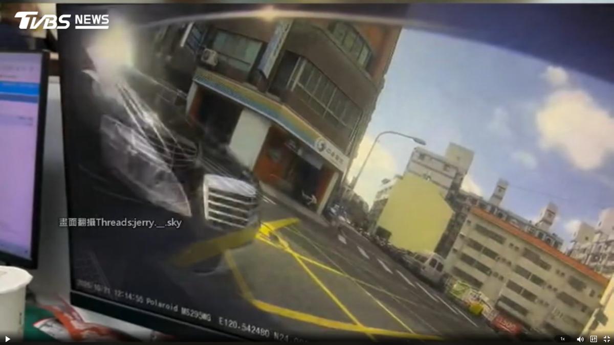 黑車擦撞機車「當面肇逃」!騎士傻眼 69歲駕駛下場曝