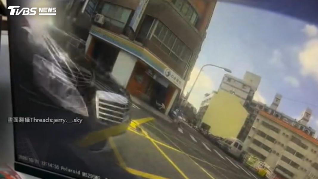 黑色轎車擦撞機車後肇事逃逸。(圖/jerry._.sky授權)