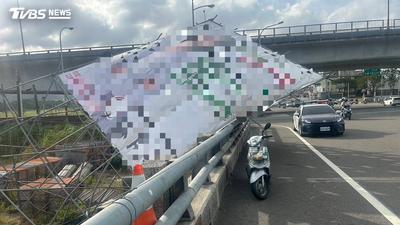 薔琵颱風吹倒苗栗市長候選人看板 女騎士遭繩索勒脖摔車