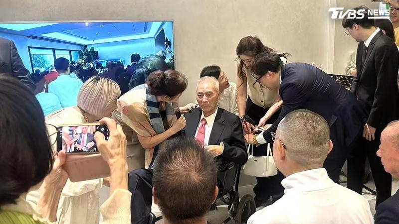 78歲的前副總統吳敦義近況曝光。(圖/財團法人台北市吳敦義文教基金會提供)
