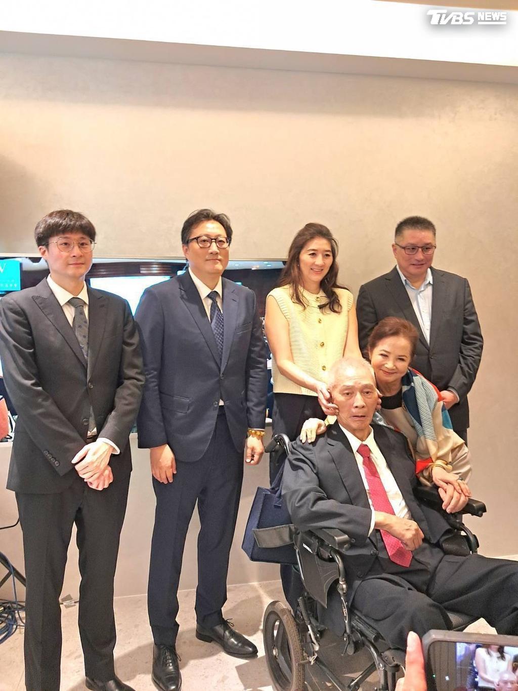 吳敦義在4名子女陪伴下,緩緩進入會場。(圖/財團法人台北市吳敦義文教基金會提供)