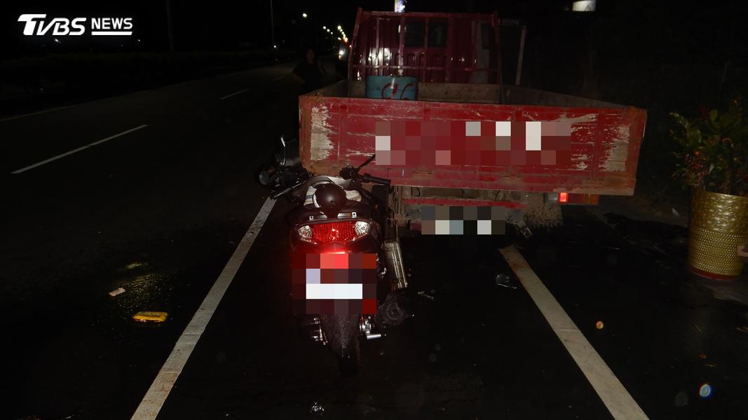 林女連人帶車撞擊車尾,當場慘死。(圖/TVBS)