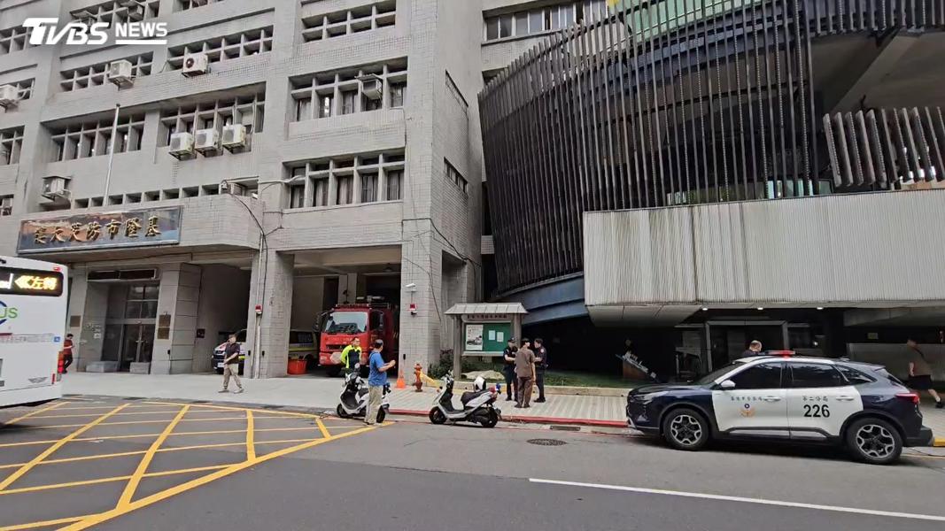 男子墜樓地點就位於基隆市消防局旁。(圖/TVBS)