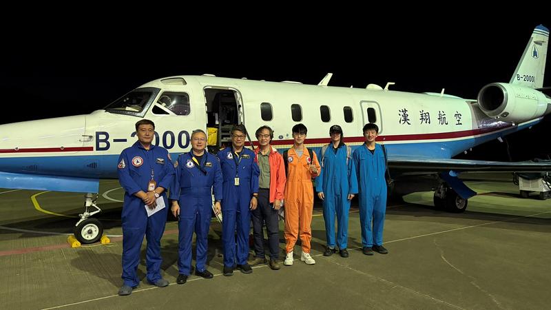 今(22)日清晨追風計畫團隊執行飛行任務登機前合影。(圖/氣象署)