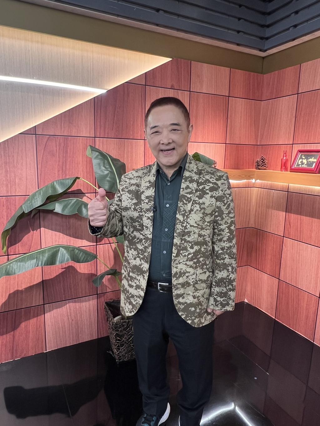 小亮哥長年受老花和白內障所苦，已近10年不敢開車。（圖／年代提供）