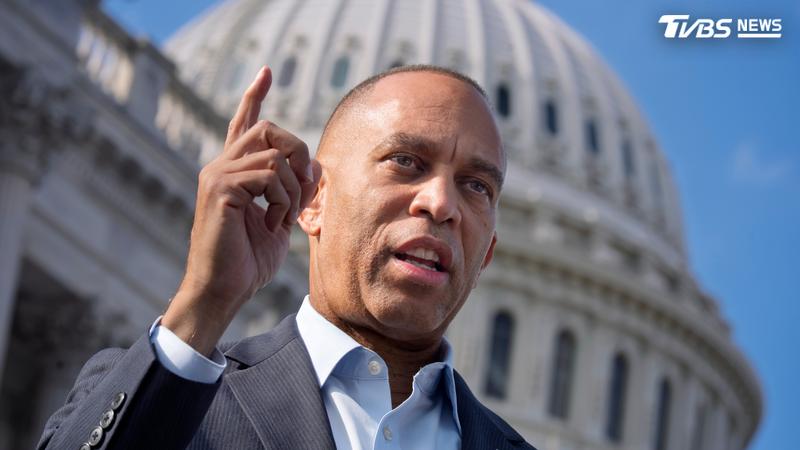 眾議院民主黨領袖哈基姆·傑福瑞斯 (Hakeem Jeffries)在華盛頓國會大廈向記者重申,如果在11月的大選中贏得多數席位將對川普政府實施強力監督(圖/達志影像美聯社)