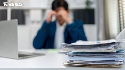 桌子被文件堆滿!日上班族慘成「接盤俠」 主管1句話讓他心寒