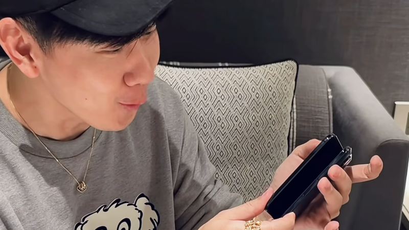 林俊傑開箱iPhone Duo。(圖/翻攝自林俊傑IG)