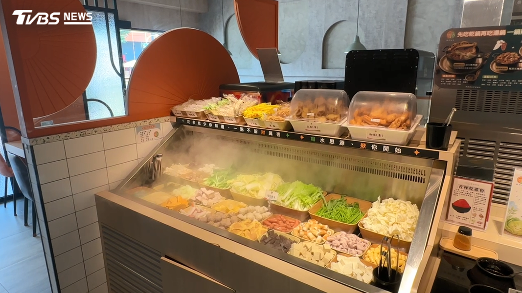 部分店家提供蔬菜、火鍋料自助吧任顧客夾取,有些業者則花上8小時慢熬高湯(圖/TVBS)