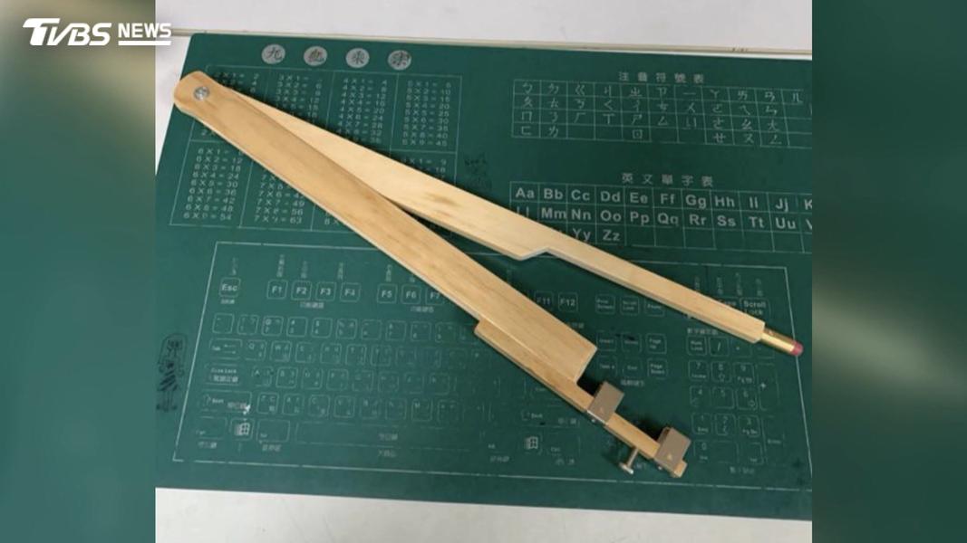 數學班的男老師以教具圓規重複擊打臀部至少8次。(圖/TVBS)