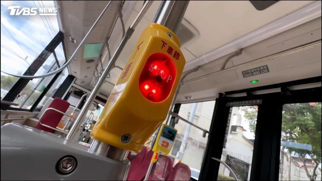 關鍵在於駕駛座旁的下車鈴開關按鈕被關閉了。(圖/TVBS)