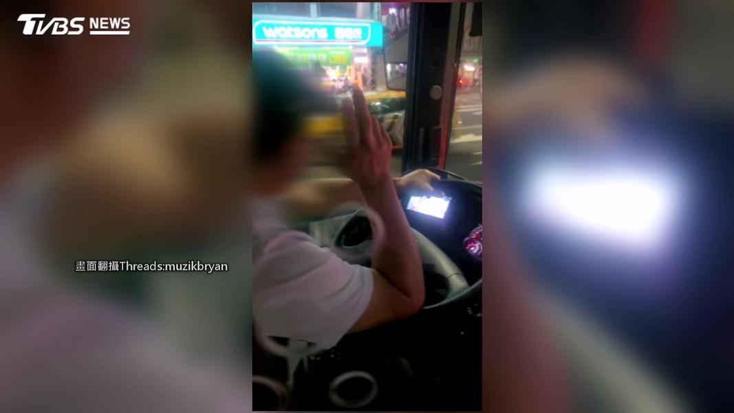 沿途連續按壓多個下車鈴,燈號都沒有亮起,但司機每次都只說「請坐好」。(圖/TVBS)