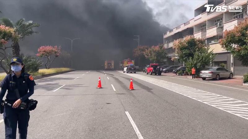 颱風薔琵狂風助燃!台中輪胎行濃煙遮路 清水警方火速交管(圖/TVBS)