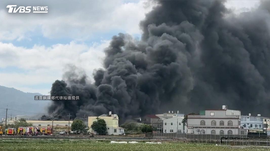 颱風薔琵狂風助燃!台中輪胎行濃煙遮路 苗栗育苗場也竄火(圖/TVBS)