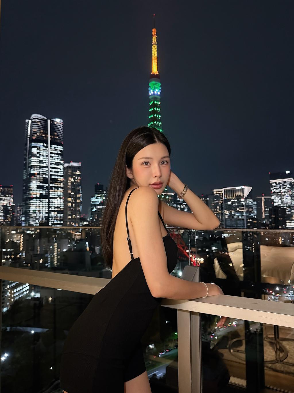 蘇心甯火辣和東京鐵塔合照。（圖／翻攝自蘇心甯IG）