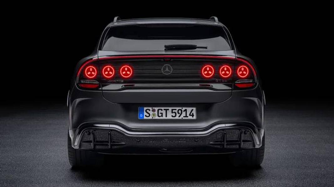 車尾左右各3組、總計6組的三芒星造型燈組,讓網友聯想到各種意想不到的畫面。(圖/賓士提供)