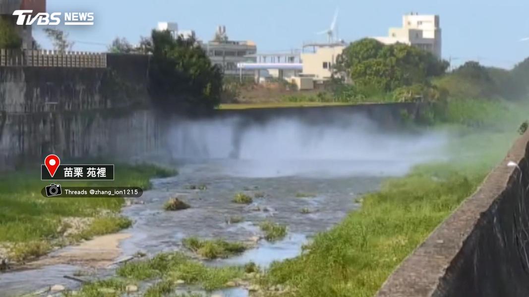 狂風11級!苑裡溪床捲出「水舞」奇景 如直升機螺旋槳旋風(圖/TVBS)