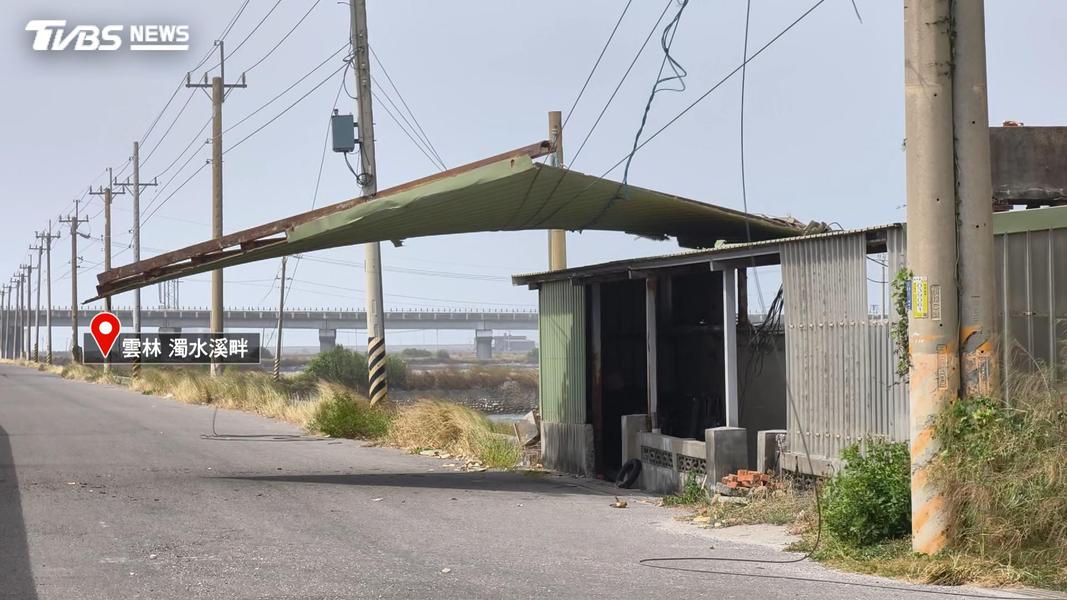 雲林鐵皮屋頂吹飛因為被電線勾住,形成屋頂飄浮的奇景(圖/TVBS)