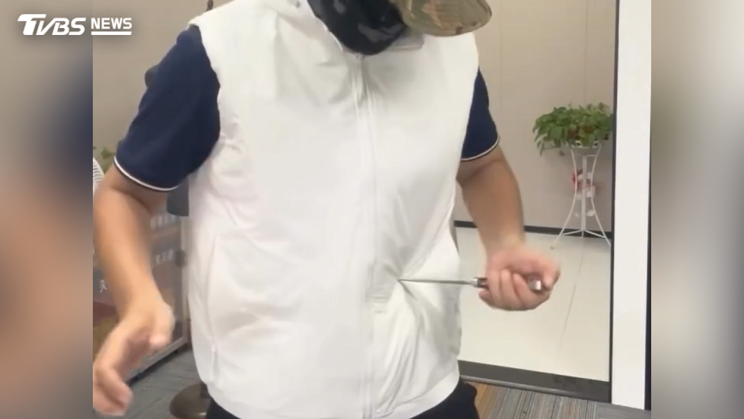 井姓女子出國前才在網路上看到販售刀刺不穿的背心,還留言表示很值得,並詢問拉鍊拉起來是否可以保護脖子(圖/TVBS)
